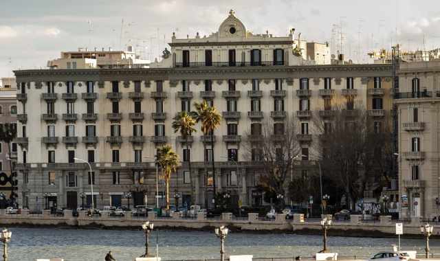 Da 100 anni si staglia imperioso sul lungomare di Bari:  l'elegante Palazzo Colonna